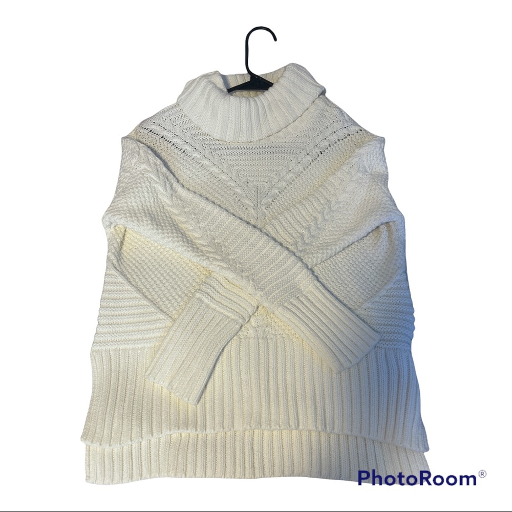 WHITE TURTLENECK SWEATER